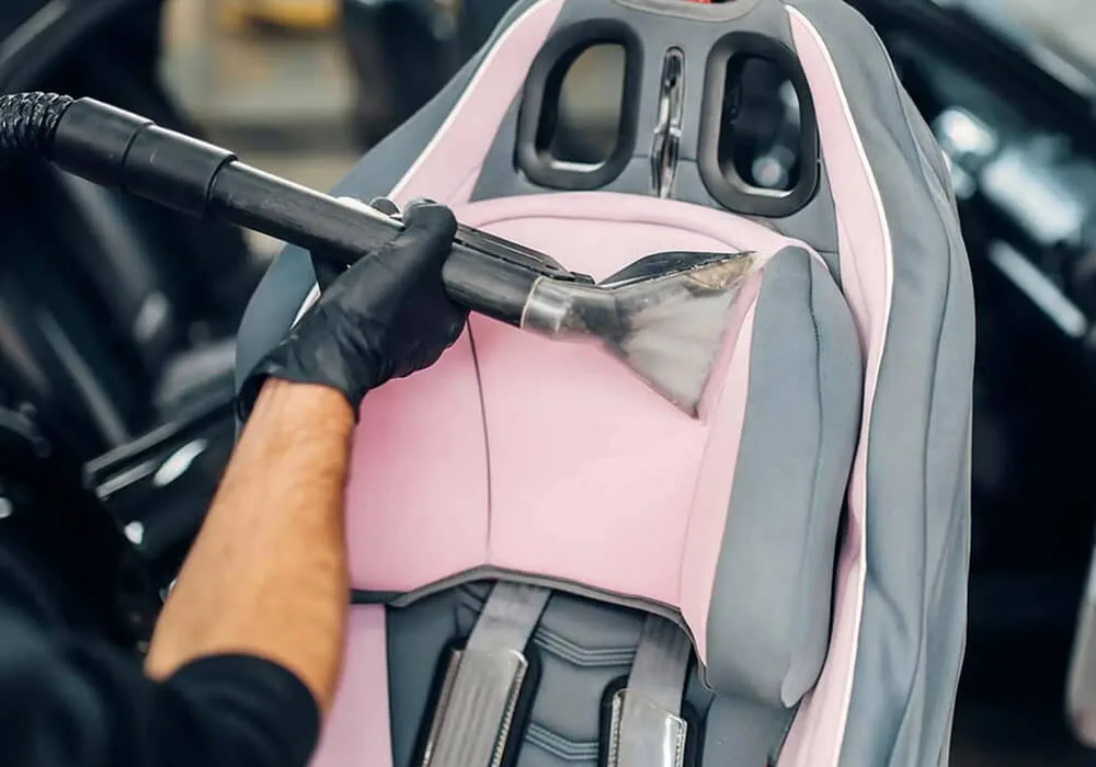 Limpeza profissional de carrinho de bebê com aspirador potente.