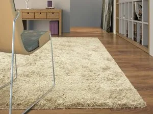 Tapete limpo em ambiente moderno com cadeira e móvel de madeira.