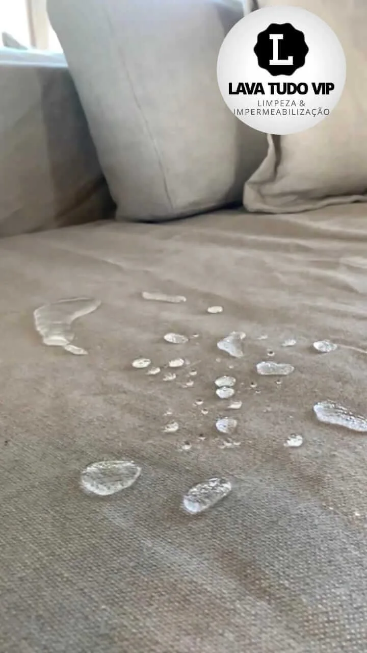 Estofado impermeabilizado com gotas de água sobre a superfície