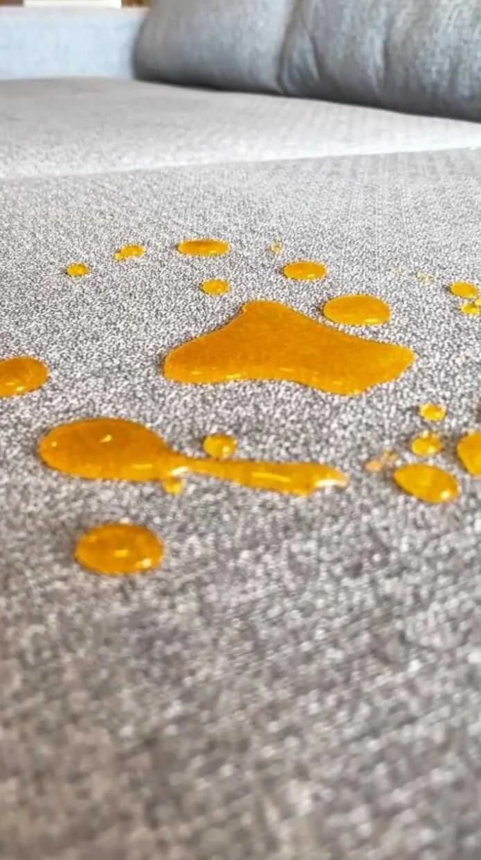 Estofado com gotas de líquido em tecido impermeabilizado.