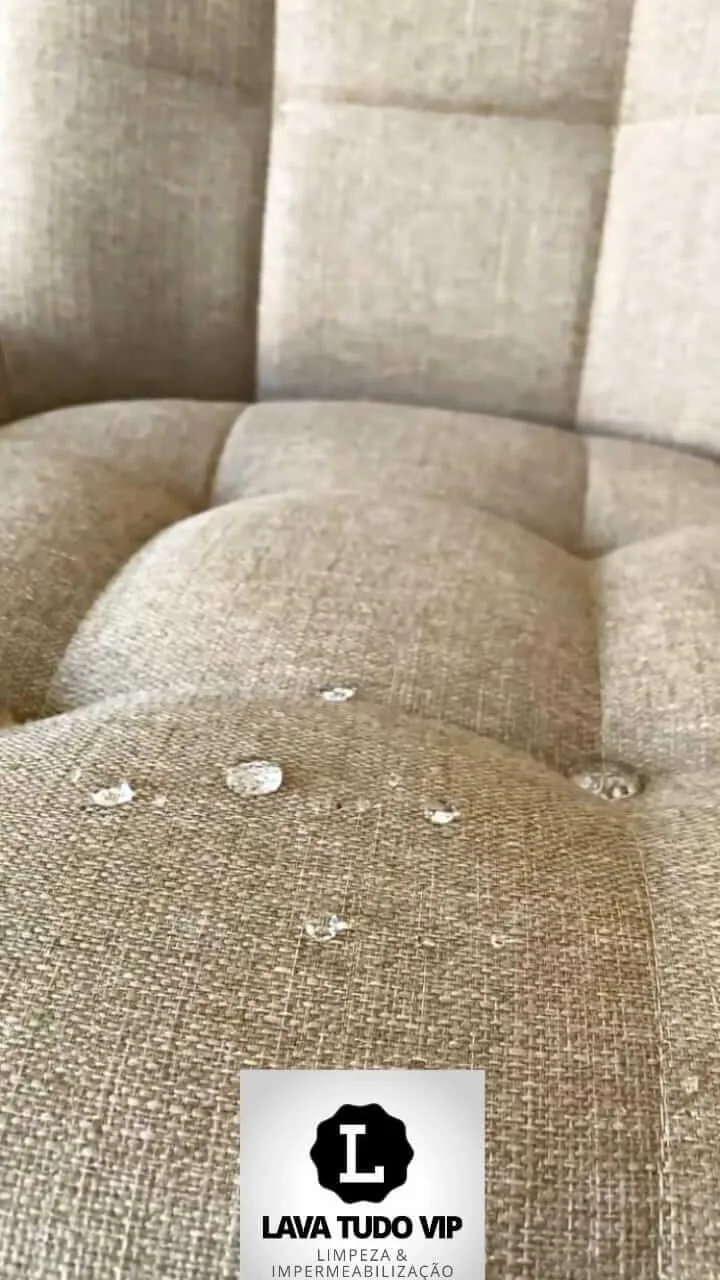 Estofado impermeabilizado com gotas de água sobre a superfície