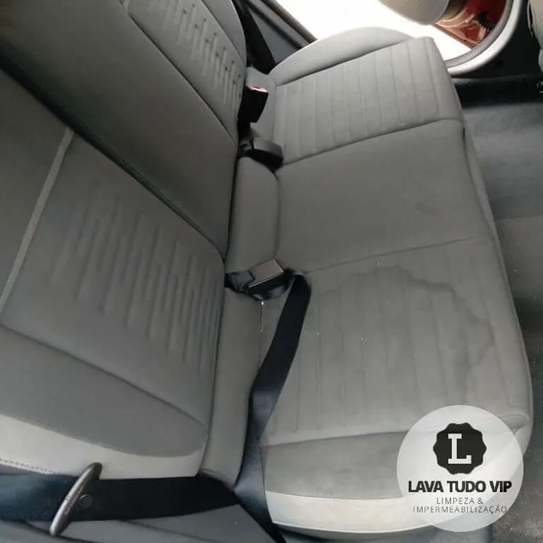 Interior de veículo limpo com banco de tecido cinza