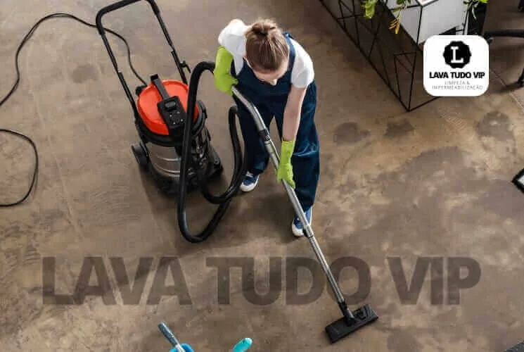 Profissional realizando limpeza em escritório com aspirador de pó.