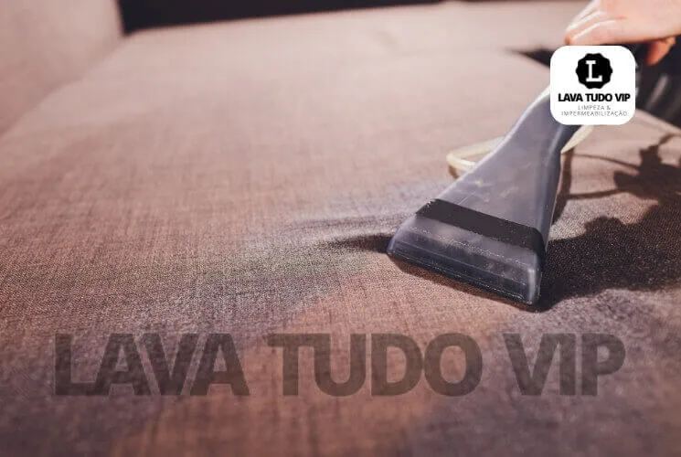 Limpeza de sofá com equipamento especializado para saúde e bem-estar.
