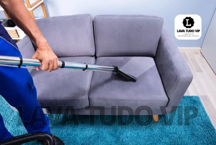 Limpeza de sofá com equipamento profissional pela Lava Tudo VIP.