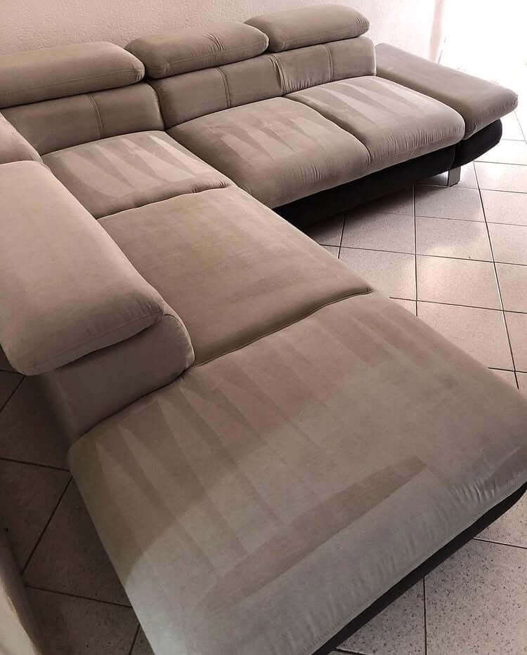 Sofá com manchas visíveis antes da limpeza e impermeabilização.