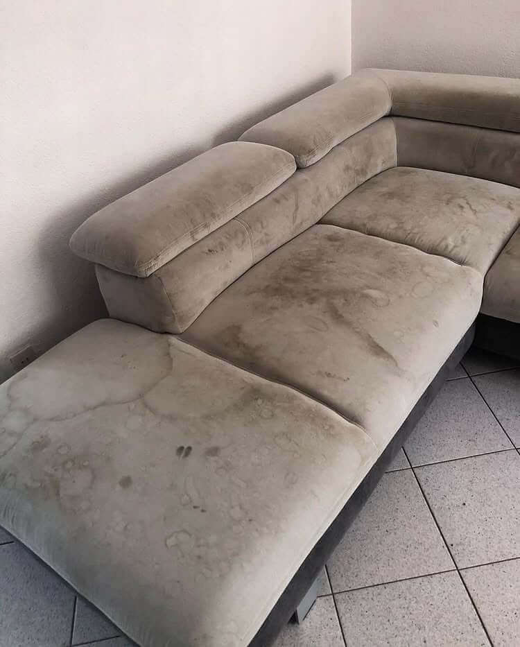 Sofá sujo com manchas visíveis antes da limpeza
