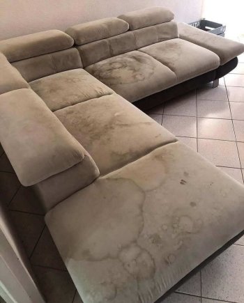 Sofá sujo com manchas visíveis antes da limpeza