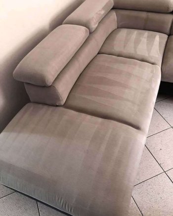 Sofá antes da limpeza, mostrando manchas e desgaste no tecido.