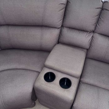 Sofá cinza com console e porta-copos