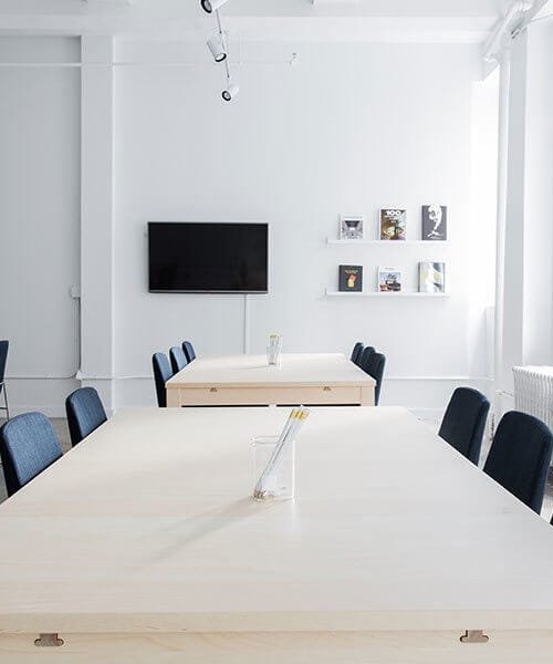 Ambiente de Trabalho Moderno Ambiente de trabalho moderno com mesas e cadeiras organizadas.